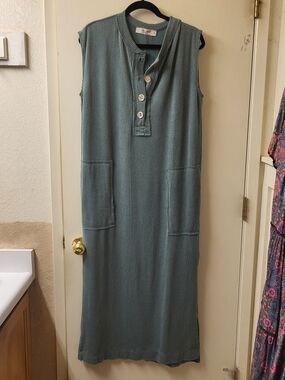 The Nest Madeline Textured Maxi Dress in Moss, EUC